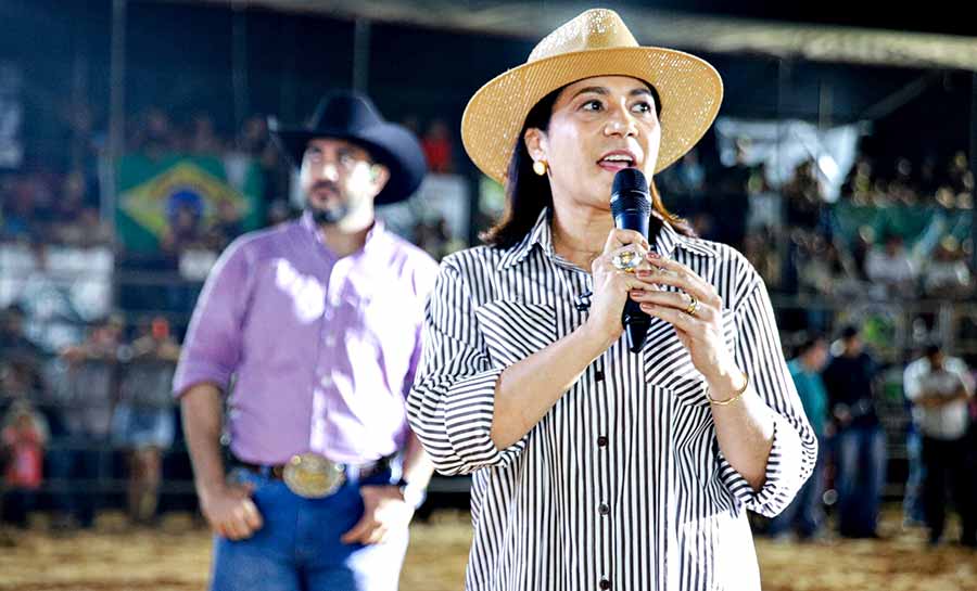 Mailza destacou o compromisso do governo em fortalecer as feiras no interior. Foto: Neto Lucena/Secom feira agropecuaria placido003