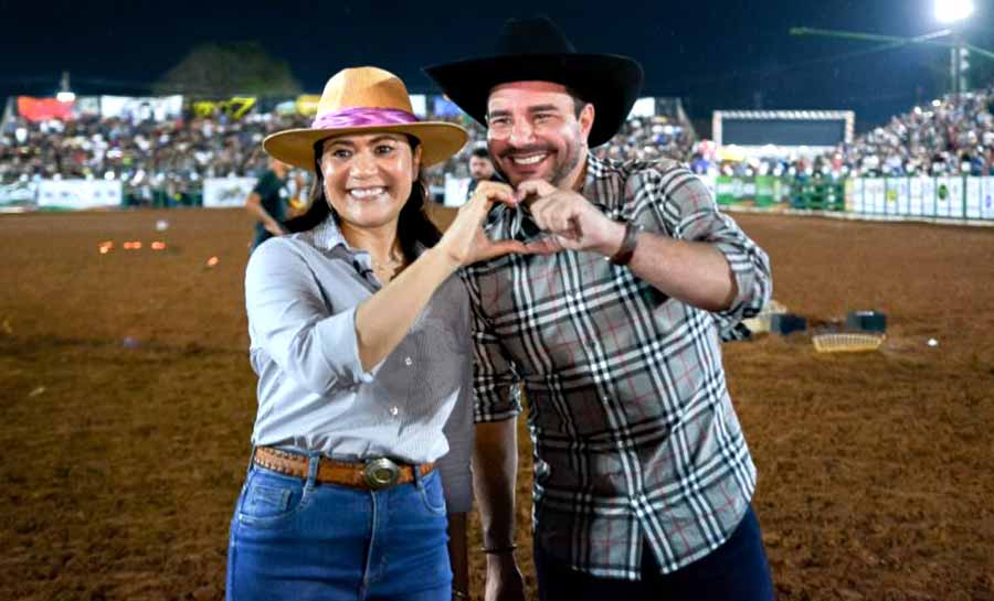 Governador e a vice-governadora destacaram a importância do evento para fortalecer a cultura e identidade acreana. Foto: Marcos Santos/Secom abertura rodeio 003