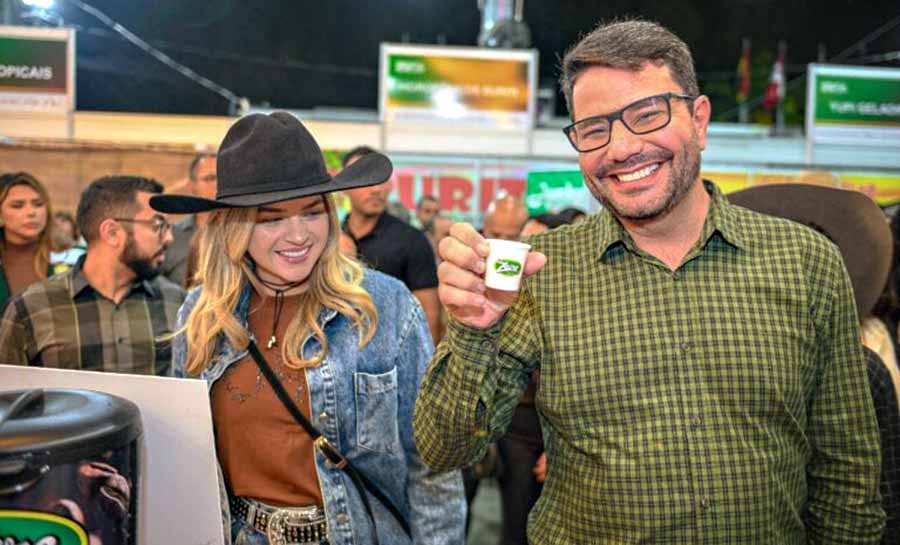 Governador reforçou que os 50 anos da Expoacre ficará para a história. Foto: Diego Gurgel/Secom governador celebra 004