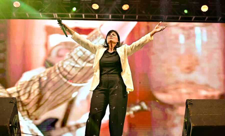 Cantora Fernanda Brum se apresentou na Noite Gospel da Expoacre. Ingrid Kelly/Secom show fernanda brum 2