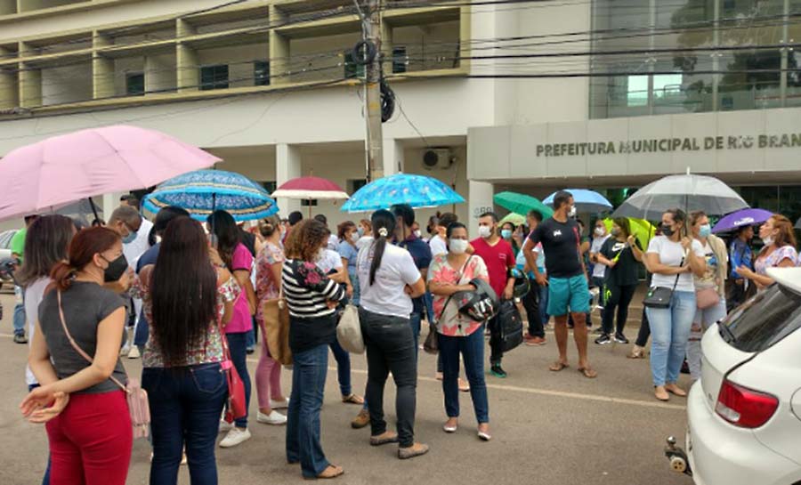 Servidores da Saúde de Rio Branco aderem à greve estadual e fazem ato em frente à prefeitura