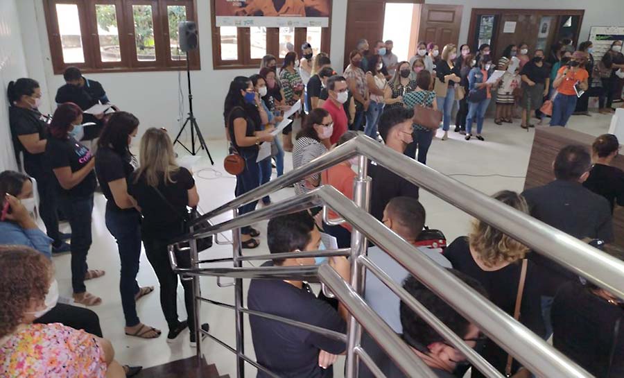 Contrários à proposta do governo, servidores da Educação mantém greve e ocupam secretaria no AC