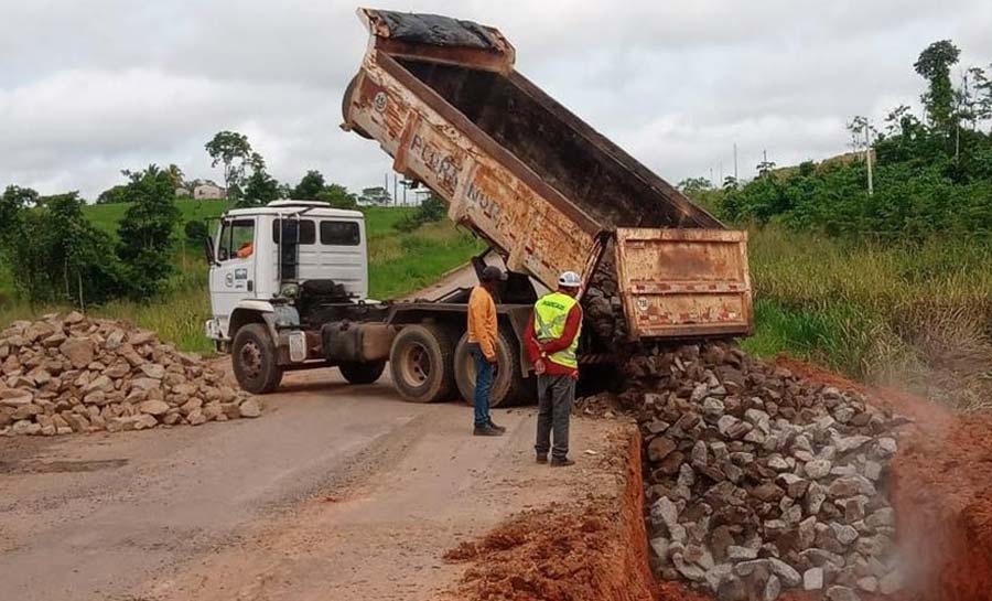 Trecho da BR-364 entre Sena Madureira e Manoel Urbano que cedeu após chuva passa por reparos no AC