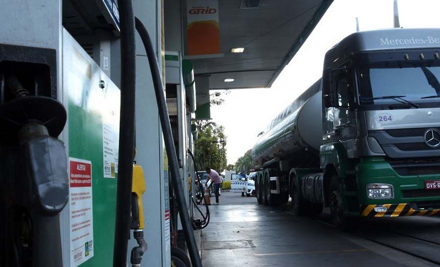 Diesel ficou mais caro no Brasil que no exterior 2 vezes nesta semana