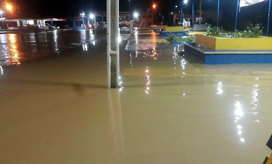 Em oscilação, nível do Rio Envira volta a transbordar no interior do AC e atinge mais de mil pessoas