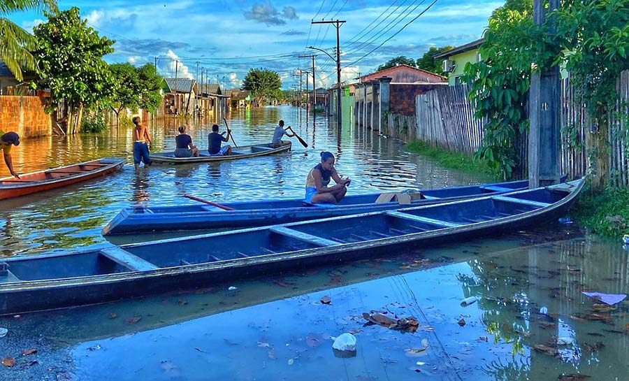 Com cerca de 50% da cidade atingida por enchente de rio, Tarauacá suspende aulas