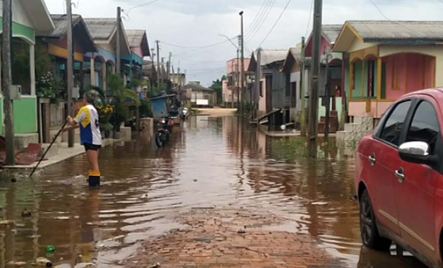 Rio Tarauacá volta a transbordar no interior do Acre e deixa quatro bairros atingidos pela cheia