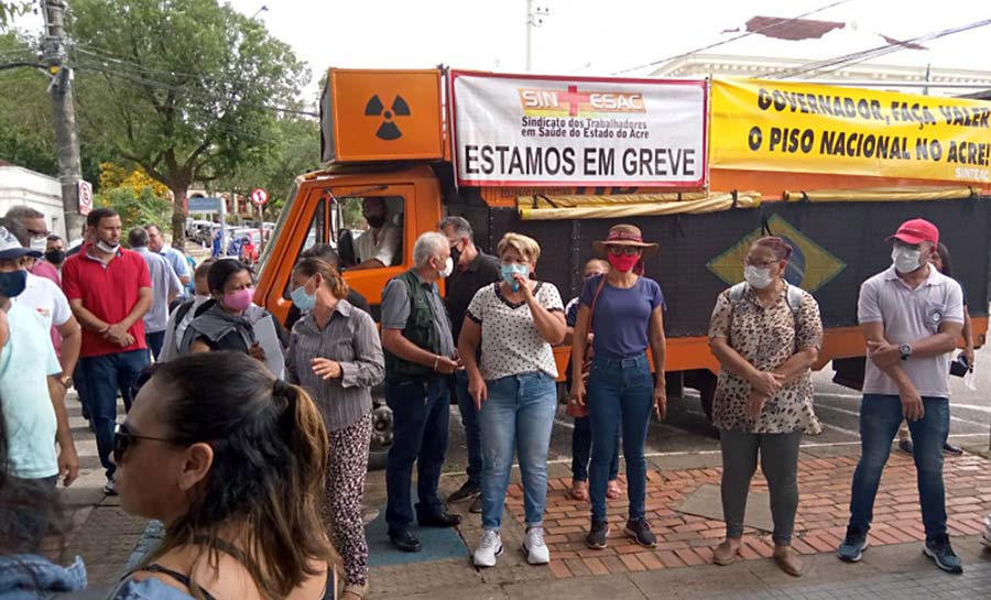 Após quase dois meses, servidores da Educação do Acre suspendem greve