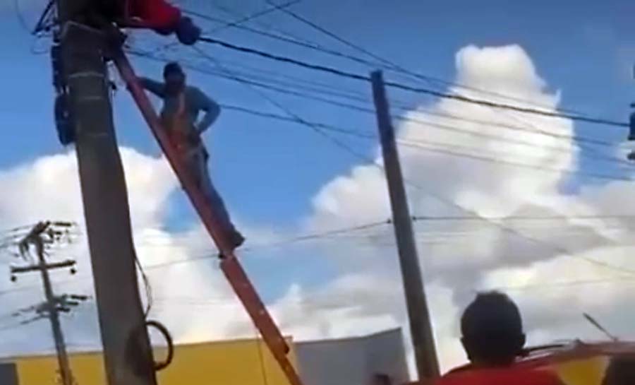 Homem que ficou pendurado em poste de energia após choque tem quadro gravíssimo e é transferido para UTI