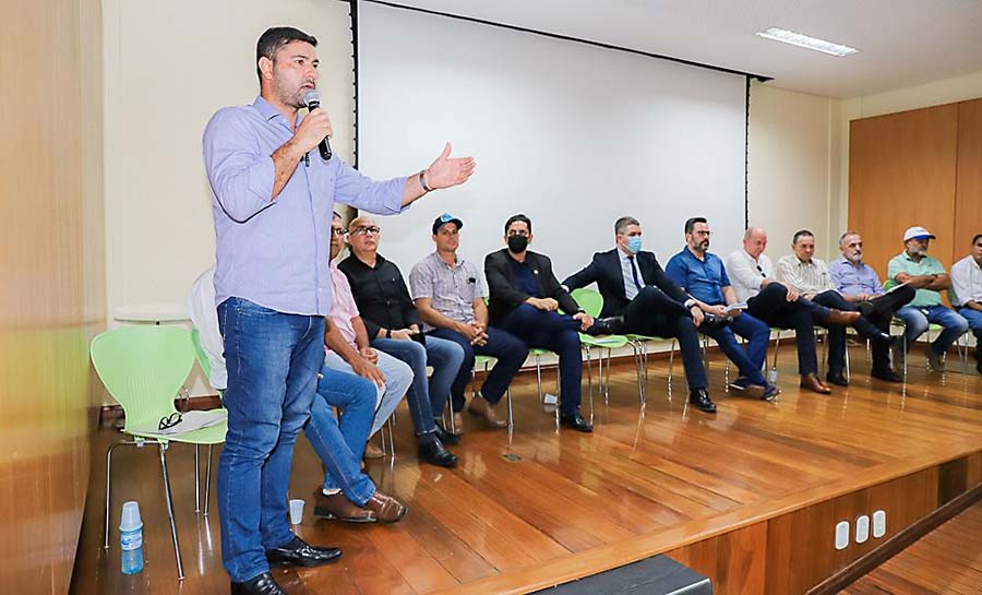 Durante assinatura do decreto que reduz o imposto sobre a venda do bezerro, Nicolau diz: “O agronegócio é a saída para o Estado crescer”