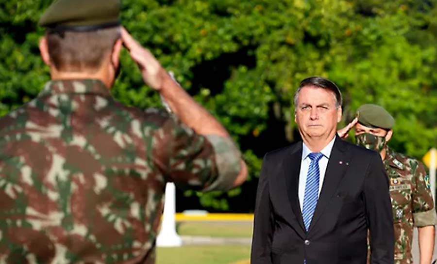 ​A mão leve arma o braço forte