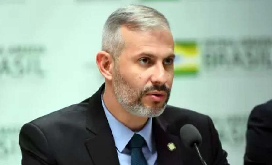 Victor Godoy é oficializado como novo ministro da Educação