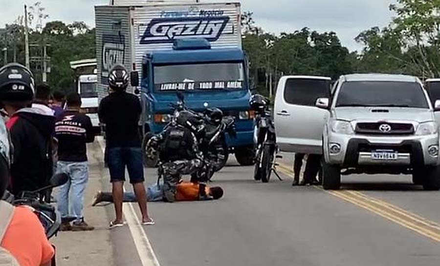 Policial militar é ferido com dois tiros após ter arma tomada por suspeito em rodovia no interior do Acre