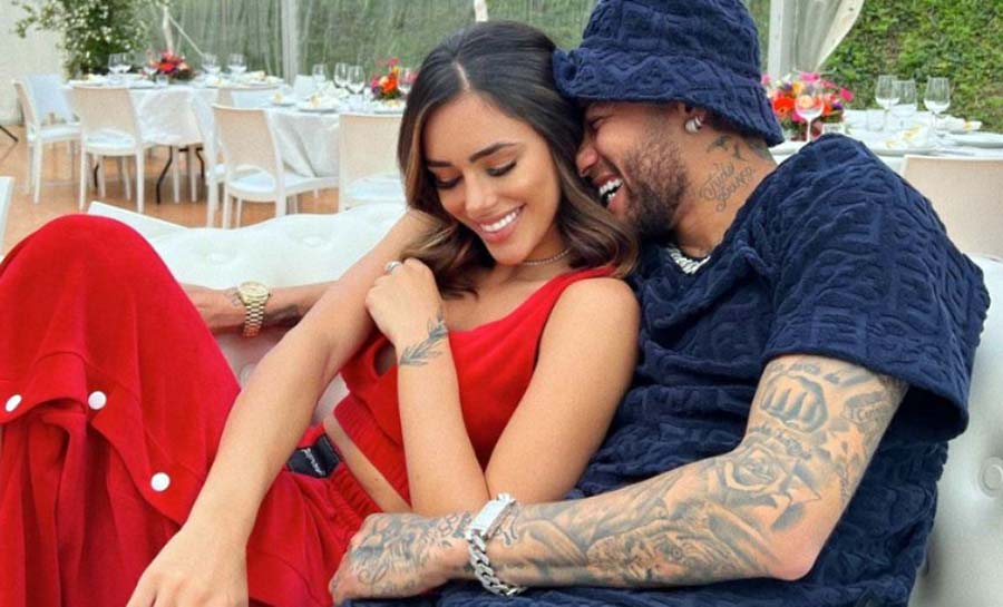 Bruna Biancardi posta foto em clima de romance com Neymar