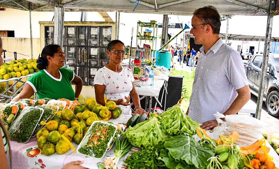 Leo de Brito entrega máquinas e implementos agrícolas para apoio à produção em Mâncio Lima