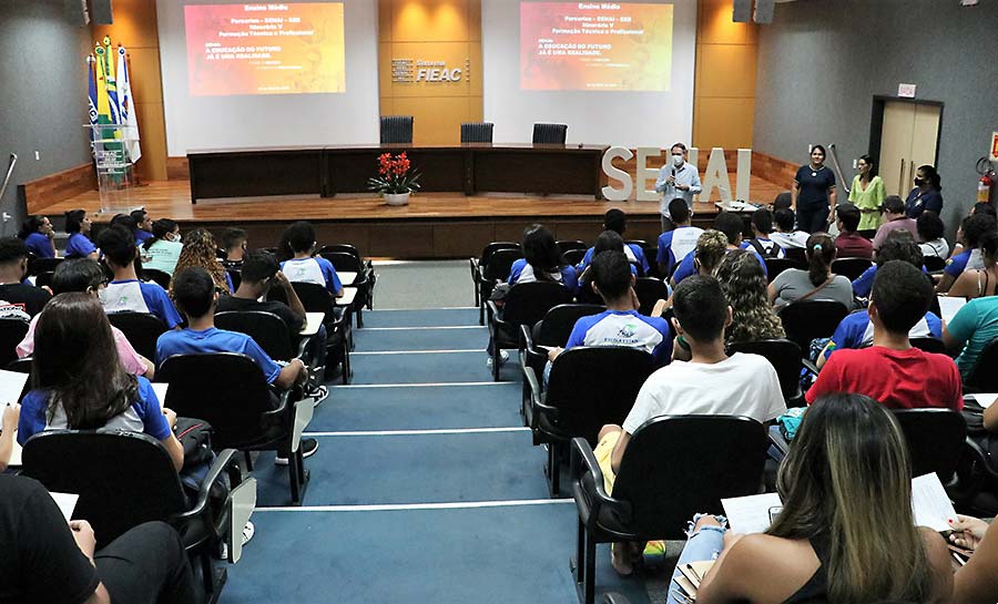 SENAI e Secretaria de Educação apresentam ofertas de cursos profissionalizantes a alunos do Novo Ensino Médio