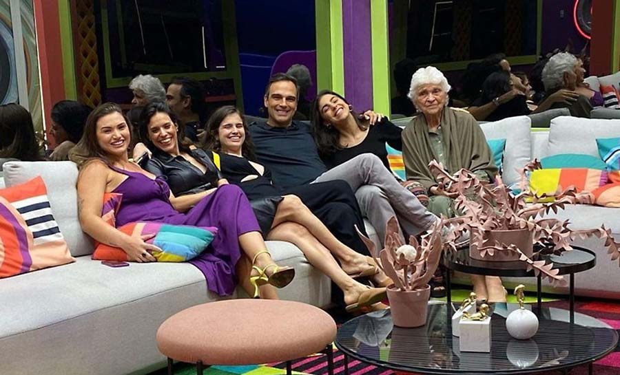 Tadeu Schmidt se despede do ‘BBB 22’ e leva família para conhecer casa