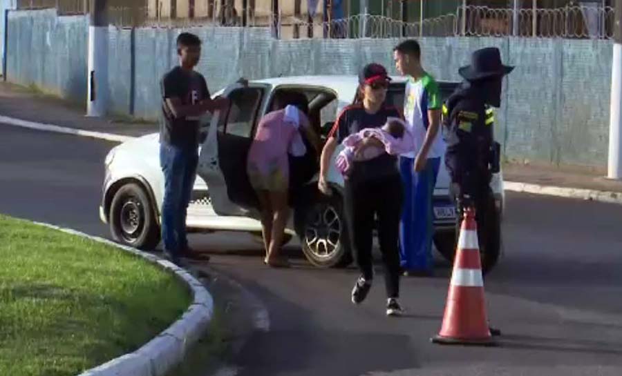 Mãe para carro no meio da rua, pede ajuda e bebê de 13 dias é reanimada durante ação do Detran no AC