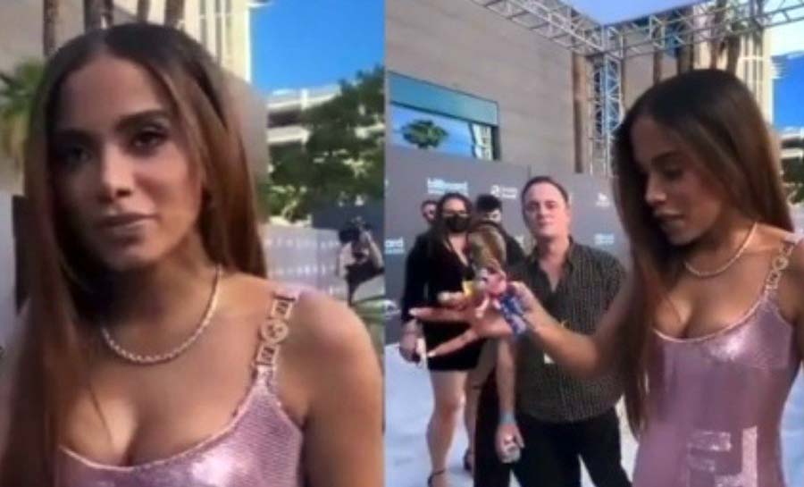 Anitta ganha boneco de fã em prêmio: ‘Se me der azar, enfio no seu c*’