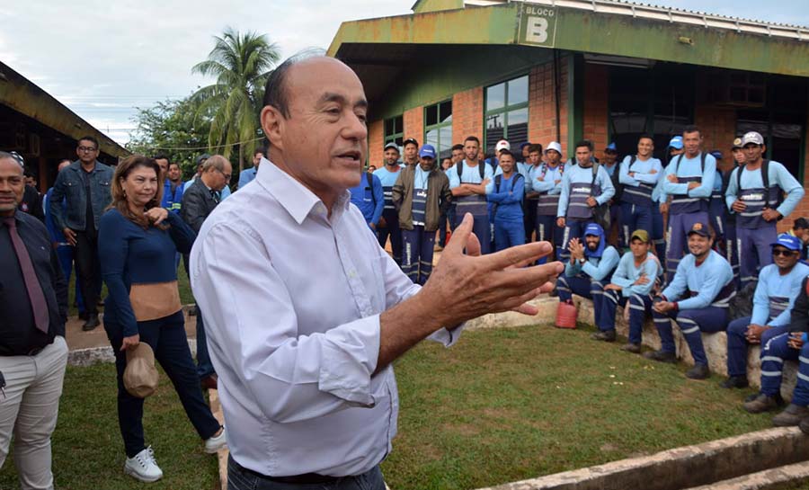 Prefeito comemora Dia Nacional dos Garis com café da manhã e apresenta nova frota de caminhões coletores de lixo