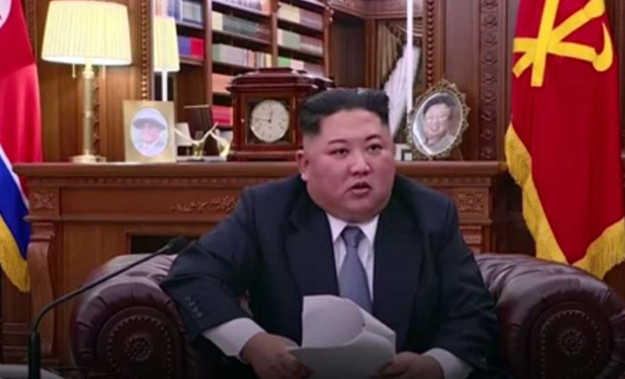 Em meio a surto de Covid, Kim Jong-un enterra mentor sem máscara