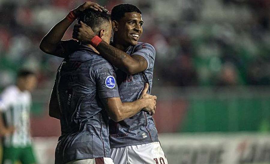 John Kennedy celebra retorno ao Fluminense depois de quatro meses