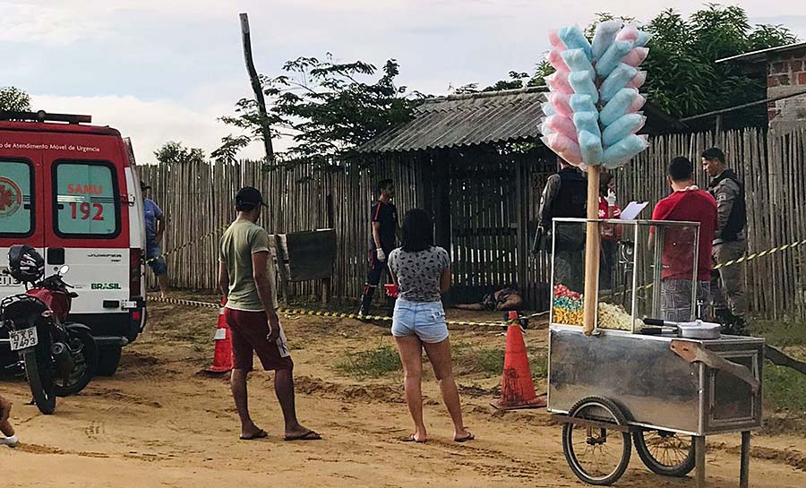 Mulher é achada morta com golpes de faca na entrada de casa no interior do Acre