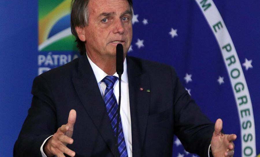 Bolsonaro culpa servidores por demora no reajuste de policiais