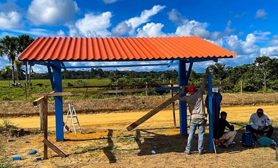 Prefeitura e Estado fazem parceria para construção de paradas de ônibus em Cruzeiro do Sul