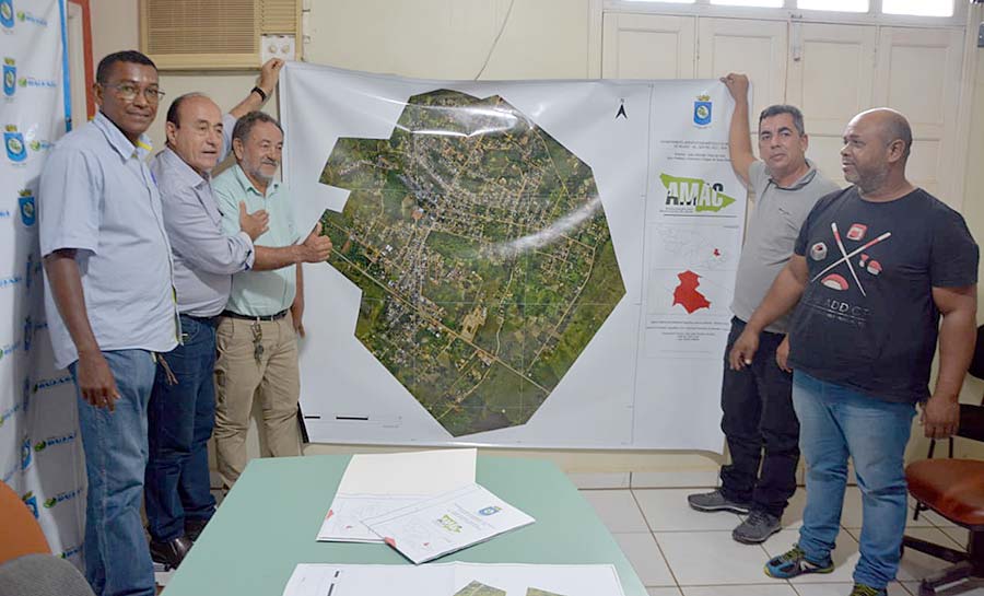 Presidente da Amac e também prefeito de Rio Branco entrega mapa de Bujari para a prefeitura do município