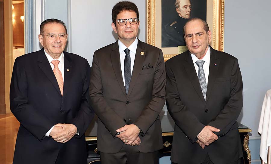 Em Genebra, governo do Acre firma parceria com a Confederação Nacional do Comércio e governador Gladson Cameli é homenageado