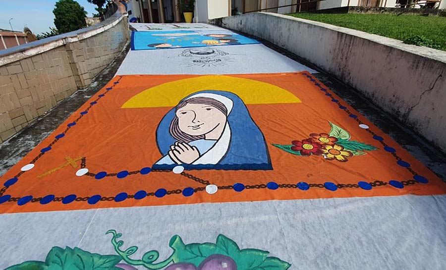 Fiéis fazem tradicionais tapetes para celebrar Corpus Christi e Catedral volta com procissão em Rio Branco