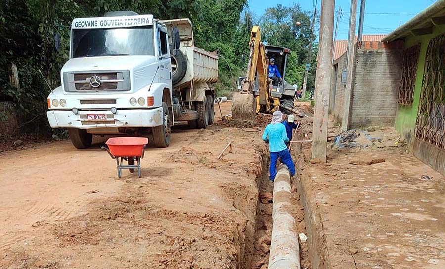 Governo e Prefeitura de Sena Madureira garantem execução de serviço de drenagem na Rua Victor Hugo Bezerra