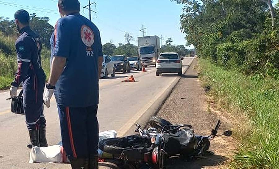 Motociclista morre após colidir com carro em rodovia do Acre; vítima estava sem documentação