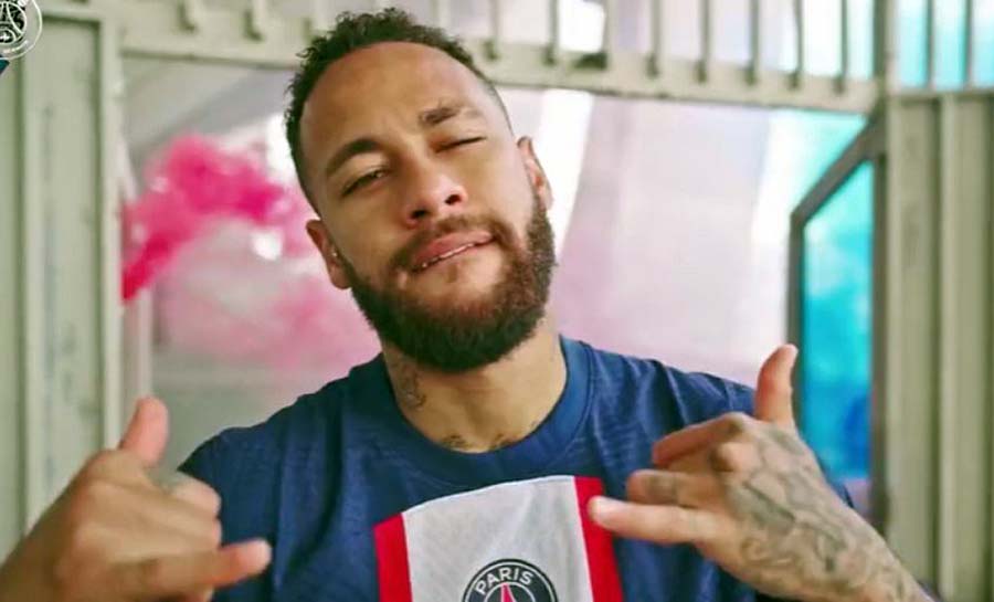 Em meio a rumores de saída, Neymar aparece com nova camisa do PSG