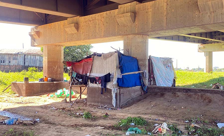 Pessoas em situação de rua ocupam ponte no Centro de Cruzeiro do Sul e prefeitura estuda montar república