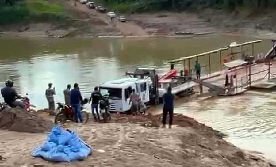 Caminhão cai em rio e quase afunda ao tentar sair de balsa no interior do Acre
