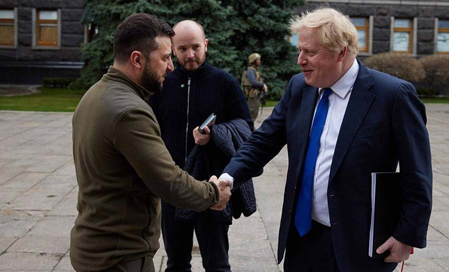 Zelensky agradece Johnson por apoio ‘em momentos difíceis’