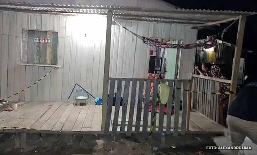 Homem é morto a tiros na frente da mulher após ser chamado no portão de casa no interior do Acre