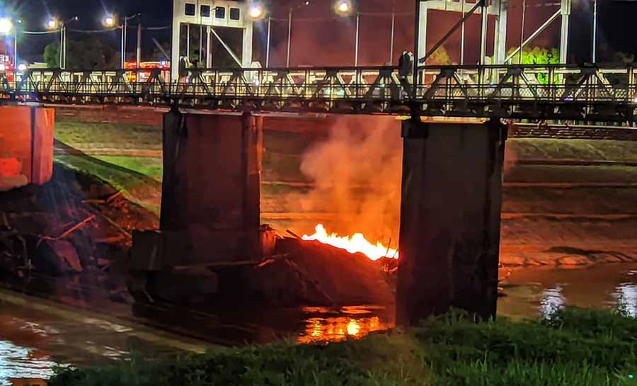 Bombeiros são acionados para conter incêndio em balseiros presos em pilares de ponte em Rio Branco