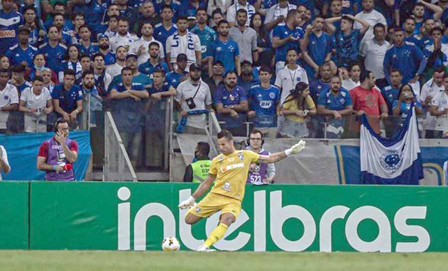 Com indireta para Ronaldo, Fluminense parabeniza Fábio por atuação contra o Cruzeiro