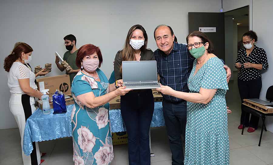 Prefeitura de Rio Branco entrega notebooks para professores dos Conselhos de Educação da capital