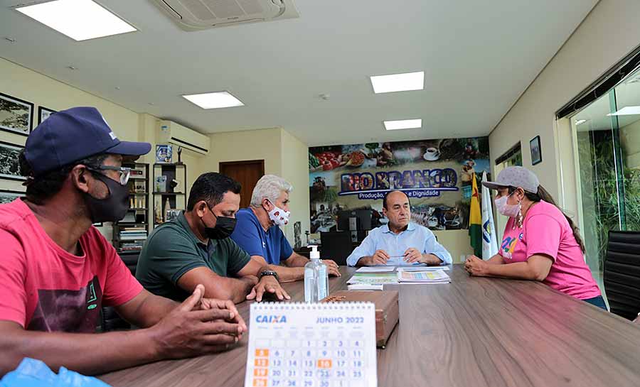 Prefeito de Rio Branco recebe visita da cooperativa agrícola “Beija-flor Beija-flor”