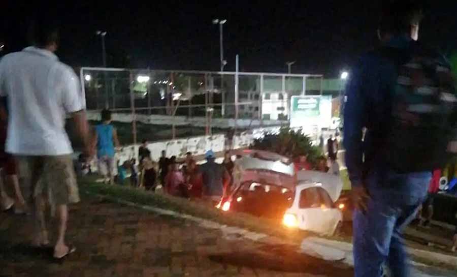 Motorista perde controle do carro e vai parar em praça no interior do Acre