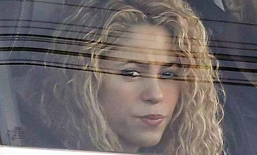 Em meio à batalha com Piqué, Shakira vira ré por quatro crimes