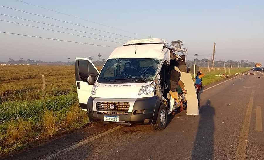 Acidente grave deixa pelo menos cinco mortos e feridos após colisão entre van e caminhão em estrada no AC