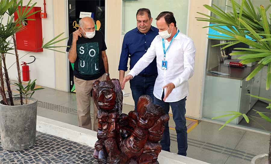 Sebrae recebe obra confeccionada em madeira entalhada