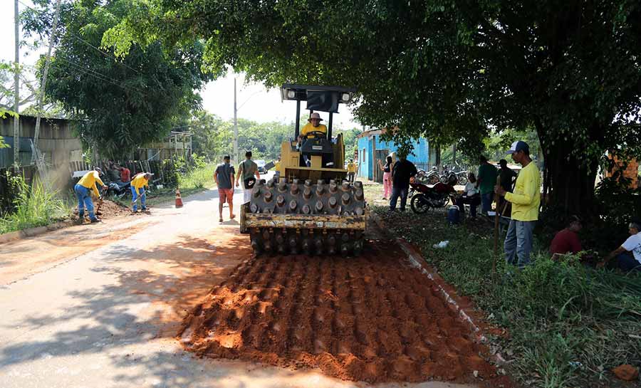 Prefeitura de Rio Branco realiza pavimentação asfáltica na Rua Baguari, no Taquari