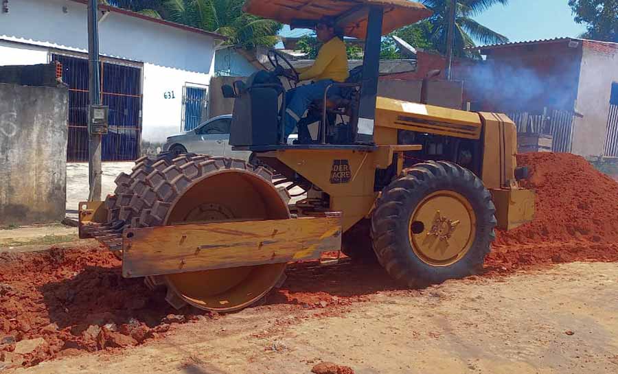 Ruas do bairro Wanderley Dantas recebem pavimentação asfáltica