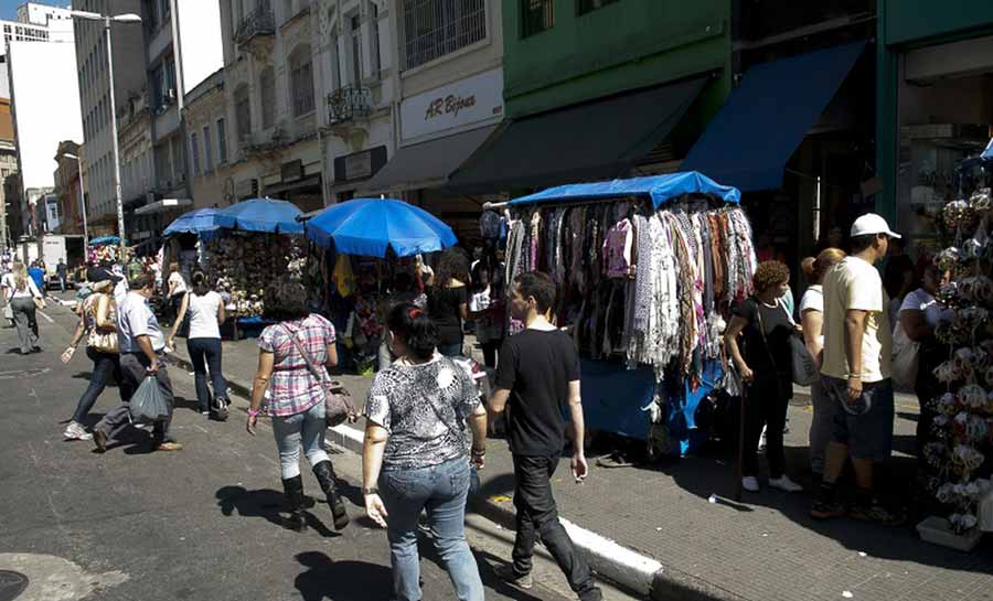 Quase metade dos brasileiros fazem bico para completar renda